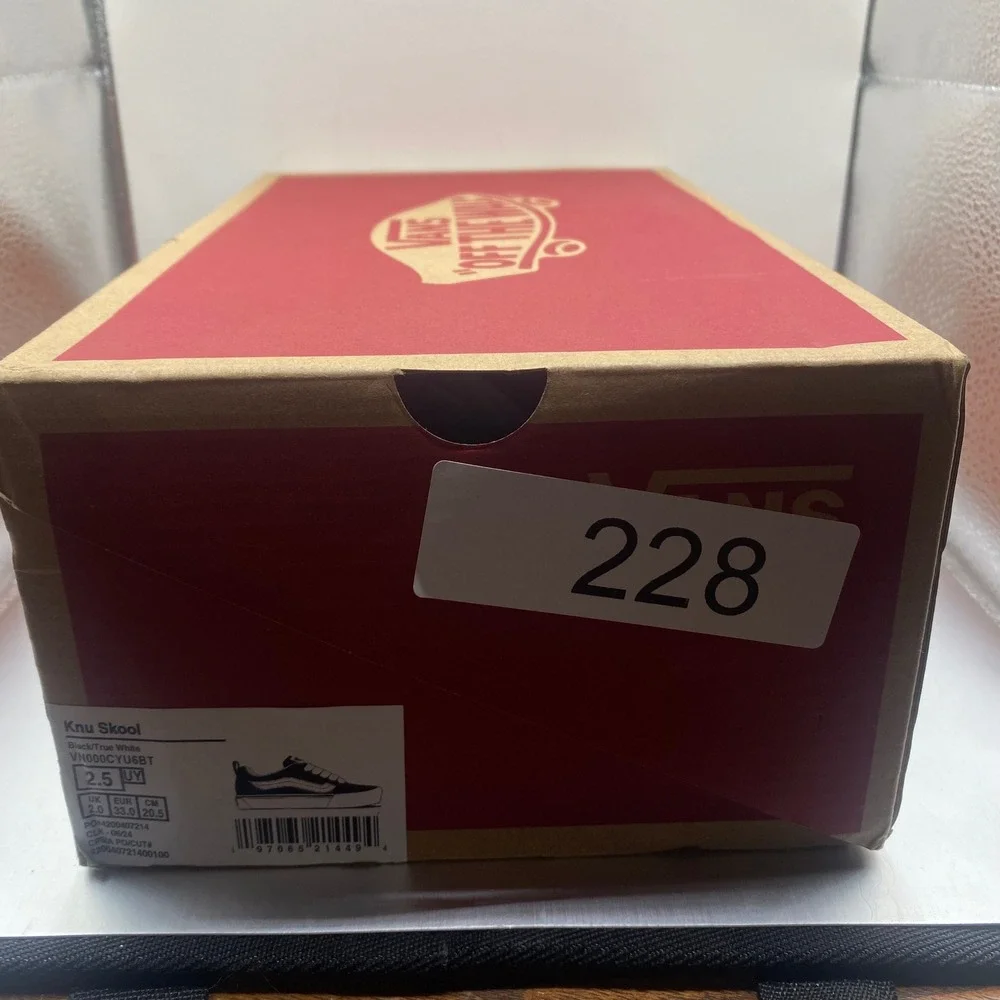 NEW Vans Knu Skool Black White Kids Size‎ 2.5 Low Top Skate Shoes Sneakers